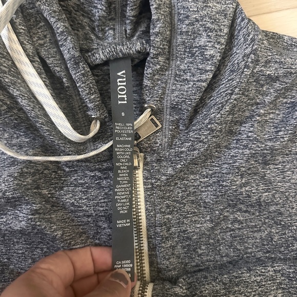 Vuori Performance Joggers and Halo PerformanceHoodie. In Heather grey. - Picture 4 of 5